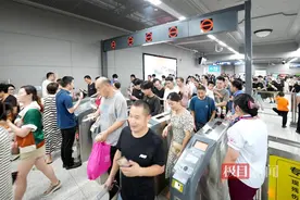 武汉地铁客流创纪录背后：5条线路投入历史最大运力，服务保障力度达历史之最图片