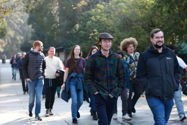 当“古典音符”遇见“丹霞仙境”：德国汉诺威交响乐团今日打卡龙虎山！