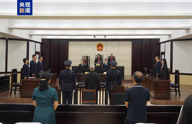 农行原副行长楼文龙被判无期
