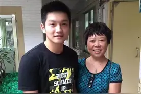 小学班主任谈樊振东童年趣事：入学一个月就当班长，跟父母汇报“老师夸我检讨写得好”图片