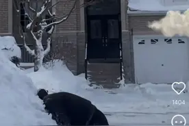 加拿大华人遇暴雪患“铲后抑郁”：市区内堆三四米高，难的是挖雪认车图片