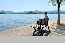 刚刚，周杰伦晒“妈妈逛西湖”！奥体大莲花边已卷成这样了！图片