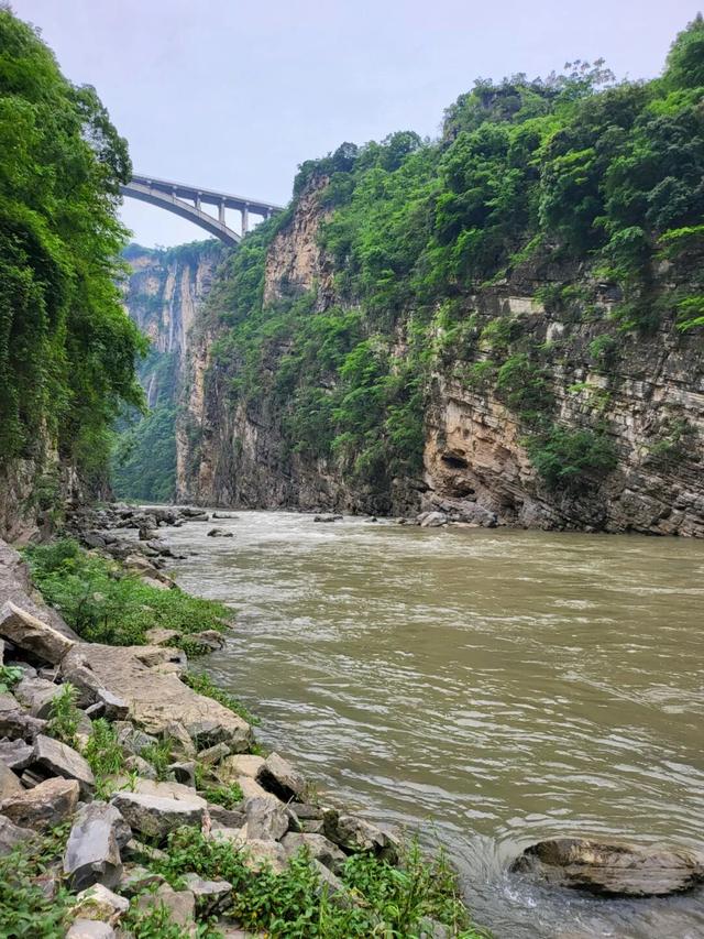 在昭通，赤水河流经之处，每一条河流都有自己的方向，每一座山都有自己的名字