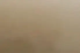 新疆和田遭遇沙尘暴天气，亲历学生：呼吸不畅，上学路上眼镜盖了一层土图片