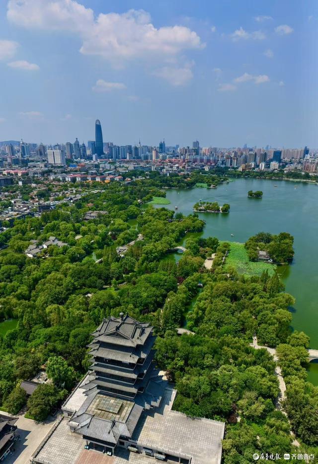 俯瞰蓝天白云下的泉城美景
