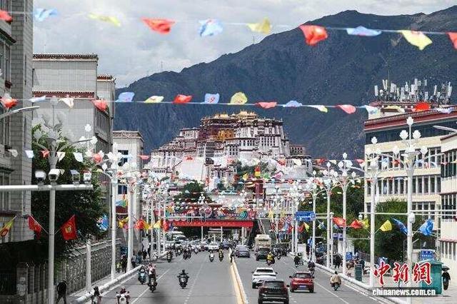 西藏“庆典时刻” 中外游客感受节日氛围