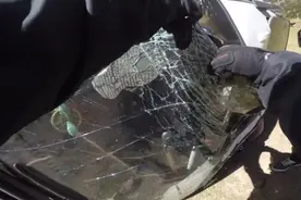 小伙骑行西藏路遇车祸手掰挡风玻璃救出两人：车冒烟，我也很害怕图片
