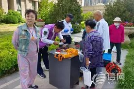 双山街道双山社区开展便民服务小专场活动 志愿者剪发修眉展技艺图片