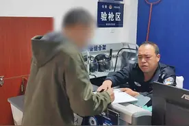 老人网恋年轻“卖茶女”被骗10余万元，破案后才得知“女友”是男的图片