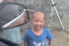 妈妈驱车1000多公里从外地回家，俩孩子高兴地手舞足蹈，网友：这就是回家的意义！图片