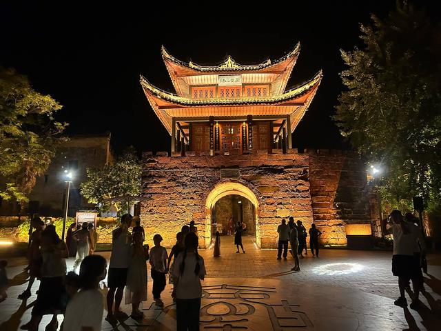 世界那么大 好想去怀化 | 黔阳古城夜未央，灯火勾勒千年韵