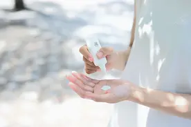 别让阳光偷走“年轻”：3分钟搞懂防晒霜图片