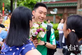 一份特殊的礼物！高考结束，考生收到妈妈博士毕业时的花束图片