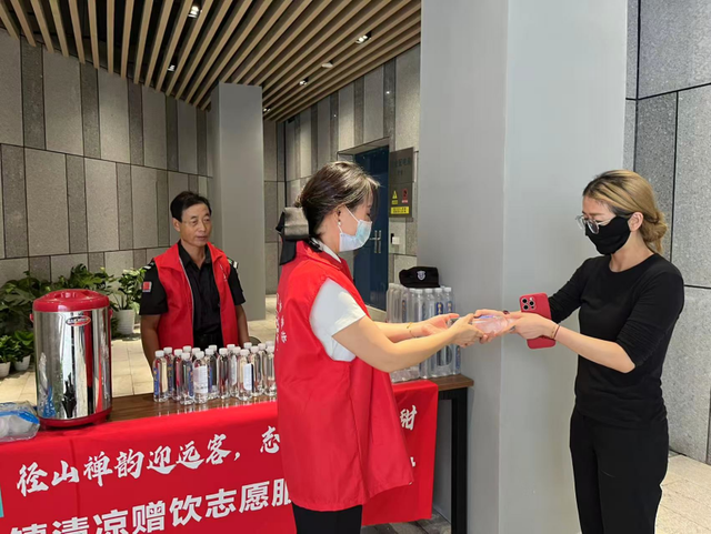 情暖径山  志愿同行 余杭径山镇志愿服务点亮游客旅途