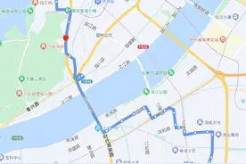 深夜，街头出现一辆特殊公交车，专门为一个人而开图片