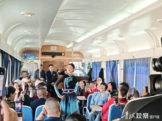 首趟夜游茶卡盐湖旅游列车开行