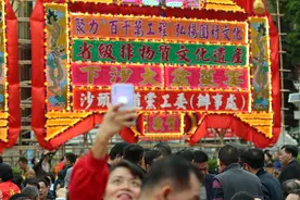 深圳下沙万人围坐共享大盆菜图片