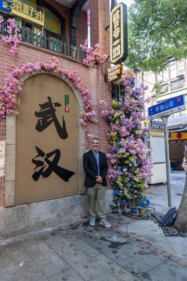 西班牙政党委员访汉发现：巴公房子在西班牙有同款