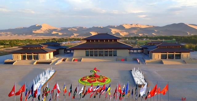 【辉煌十四五·敦煌答卷】“文旅 + 百业” 赋能增长  “十四五” 敦煌激活千年文化活力