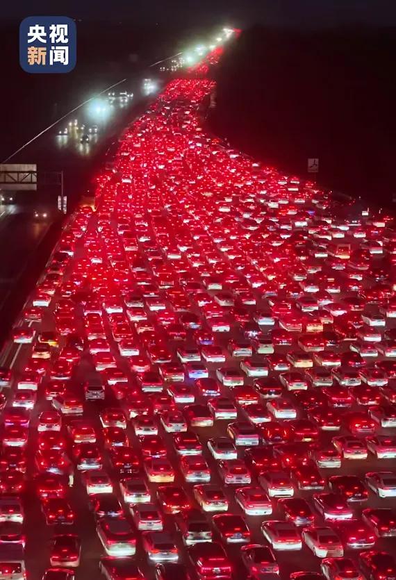 中国最大收费站出口24个车道几乎被填满！为何收费站没撤销？站长回应