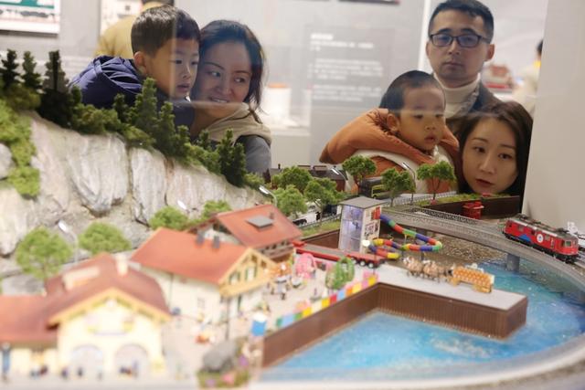 讲述中国火车的历史与荣光，在上海，“火车迷”大饱眼福！