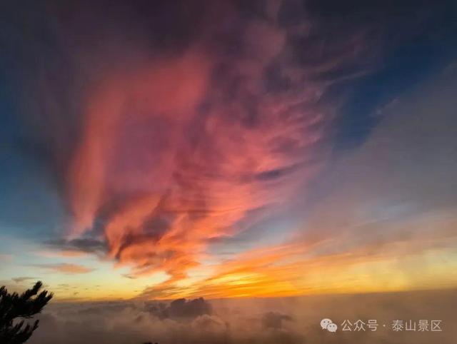 泰山雨霁：云雾织仙境，霞光染群峰，这泼墨山水里藏着夏日最治愈的奔赴