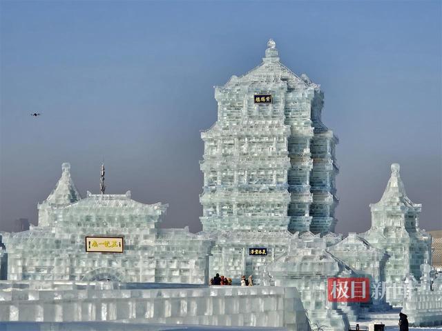 哈尔滨冰雪大世界开园首日，湖北游客惊叹：来东北还能看到家乡的黄鹤楼