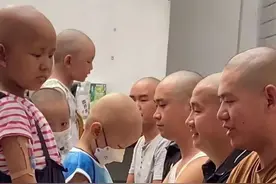 济南五个爸爸陪患癌孩子一起剃光头，穿裙子跳舞直播获网友点赞支持图片