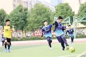 绿茵逐梦 校园足球激情四射图片