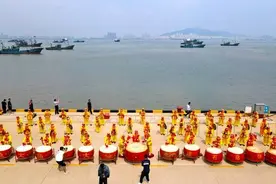 开海了！荣成千船竞发远海捕鱼图片