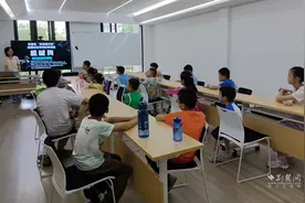 “机器狗”亮相！科普课堂带领孩子“玩转科学”图片