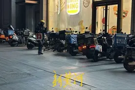 多家平台官宣为外卖骑手缴纳“五险一金”，记者街头对话骑手：期望与观望并存图片