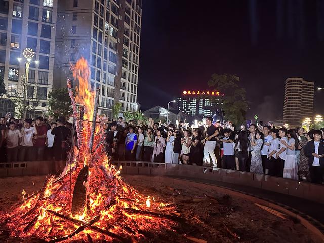 万人同跳弦子舞，长街共饮团结酒！砚山火把文化活动燃情绽放