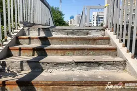 记者追踪丨乌鲁木齐对破损过街天桥进行维修图片