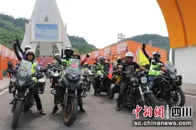 雅安举行第二届“517 我要骑”摩友节图片