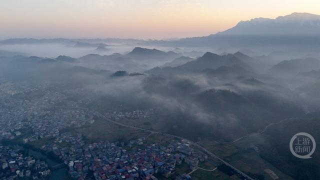 晨曦云雾裹酉城 龙潭古镇美如画