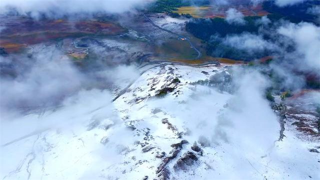 疆山如画丨雪覆草原 阿禾公路已开启仙境模式