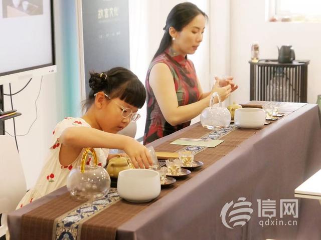 崂山区“博学游记”活动走进杯子博物馆 亲子共品杯盏文化里的传统与温情