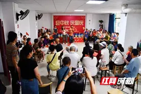 新邵县举行“迎中秋 庆国庆”关爱残疾人活动图片