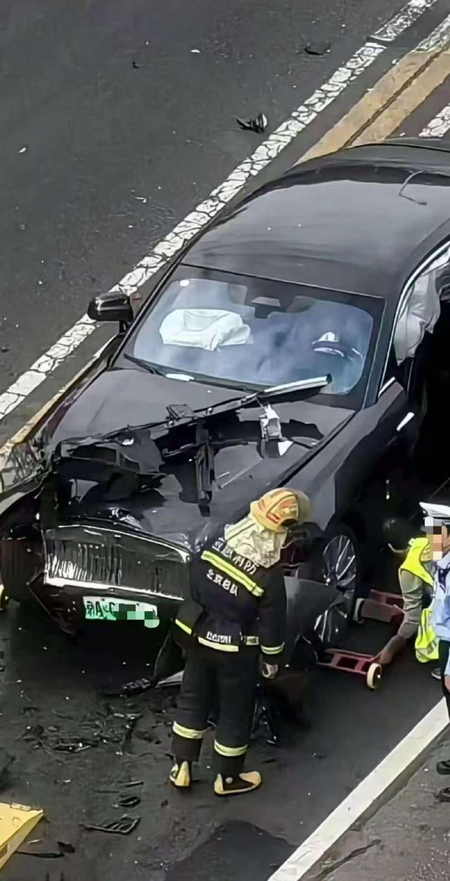 交警回应“陈震劳斯莱斯闪灵事故”：下午3时许发生，事故正在处理中