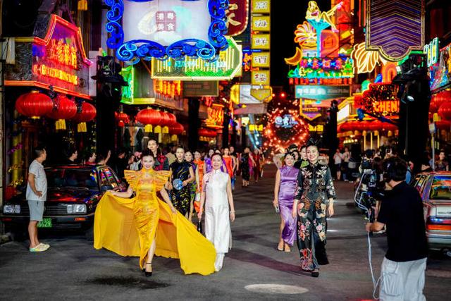 上海影视乐园黄河路焕新升级，“繁花依旧”摩登SHOW点燃城市夜经济