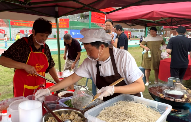 郧阳区文旅消费季活动在郧阳区体育场启幕