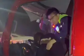 货车司机突发疾病停车应急车道，幸被巡逻管护人员发现！经送医治疗现已脱险图片