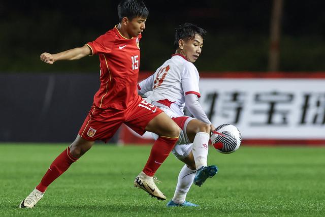 体坛联播｜曼联3比1击败中国香港，U16国足遭越南队绝平