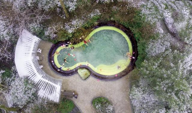 【超级福利】1小时直达成都“小瑞士”！冰雪徒步/雪地魔毯/音乐会/NPC巡游……