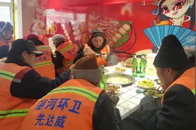 暖心！湛河区一饭店连续6年请环卫工人吃饭图片
