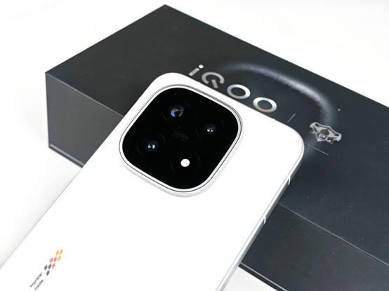 iQOO 15图赏：经典与创新的完美融合