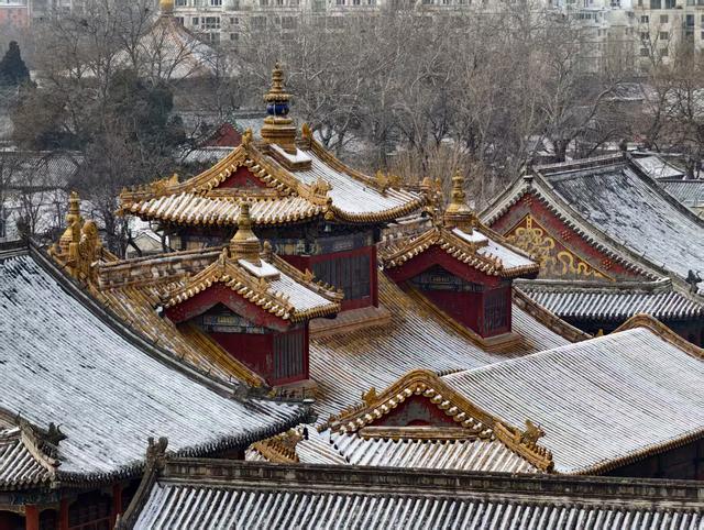 紫禁雪晴望雍和，一重金瓦一重天
