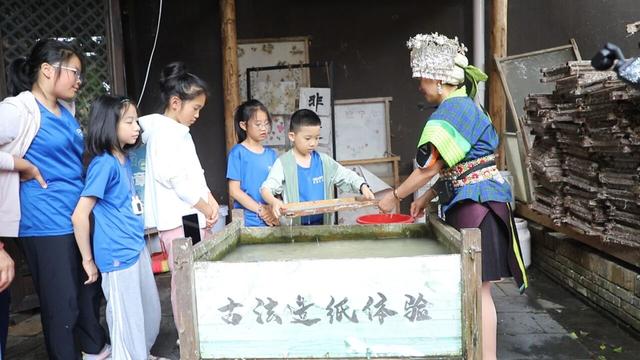 【出发吧少年！贵州山河奇遇记】“这把蜡刀是画出来的花纹特别神奇”