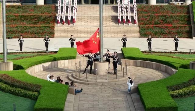 庆盛世华诞，青岛举行升旗仪式
